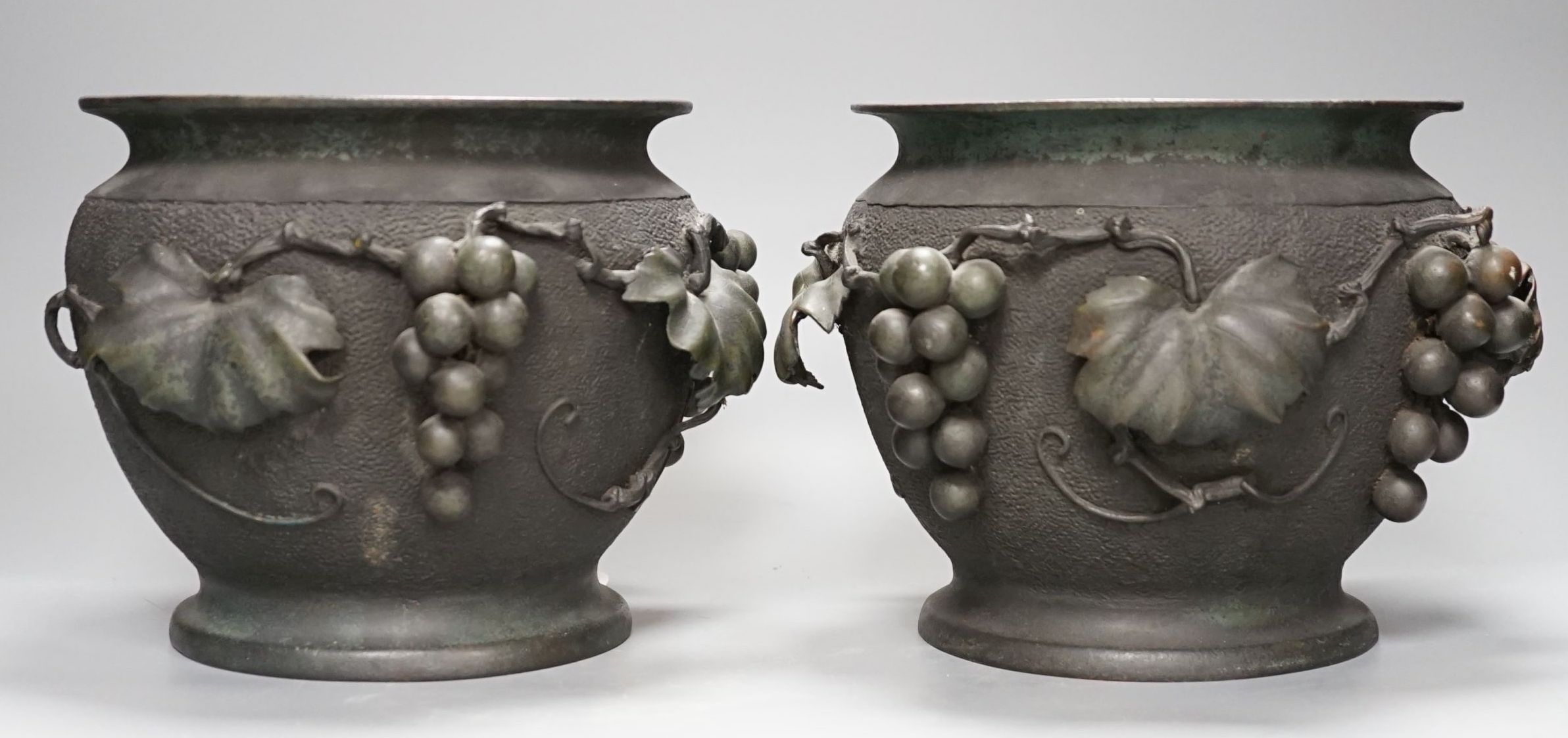 A pair of Japanese bronze jardinieres, Meiji period 17cm